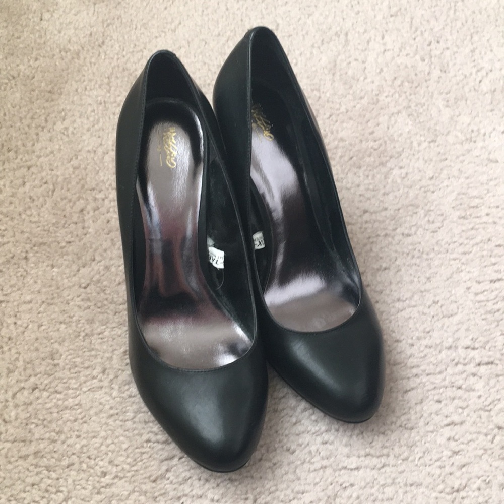 Black heels- bared used!